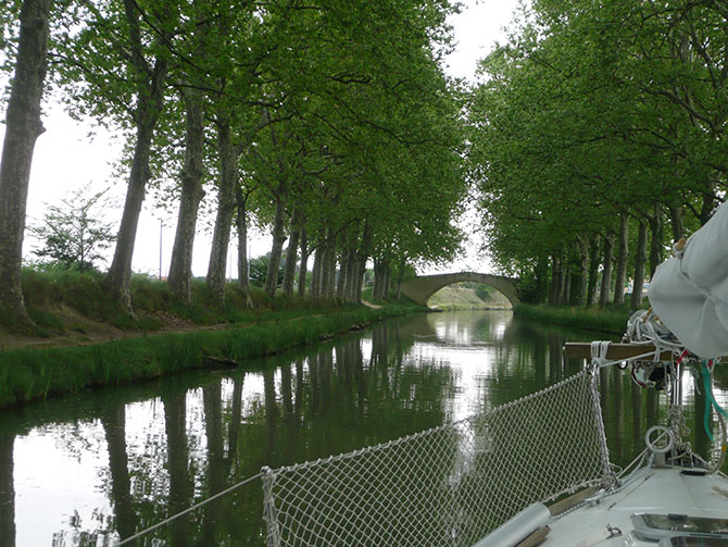 Une voûte naturelle particulièrement esthétique est en train de disparaître  Le canal près de Capestan © M. Dorion